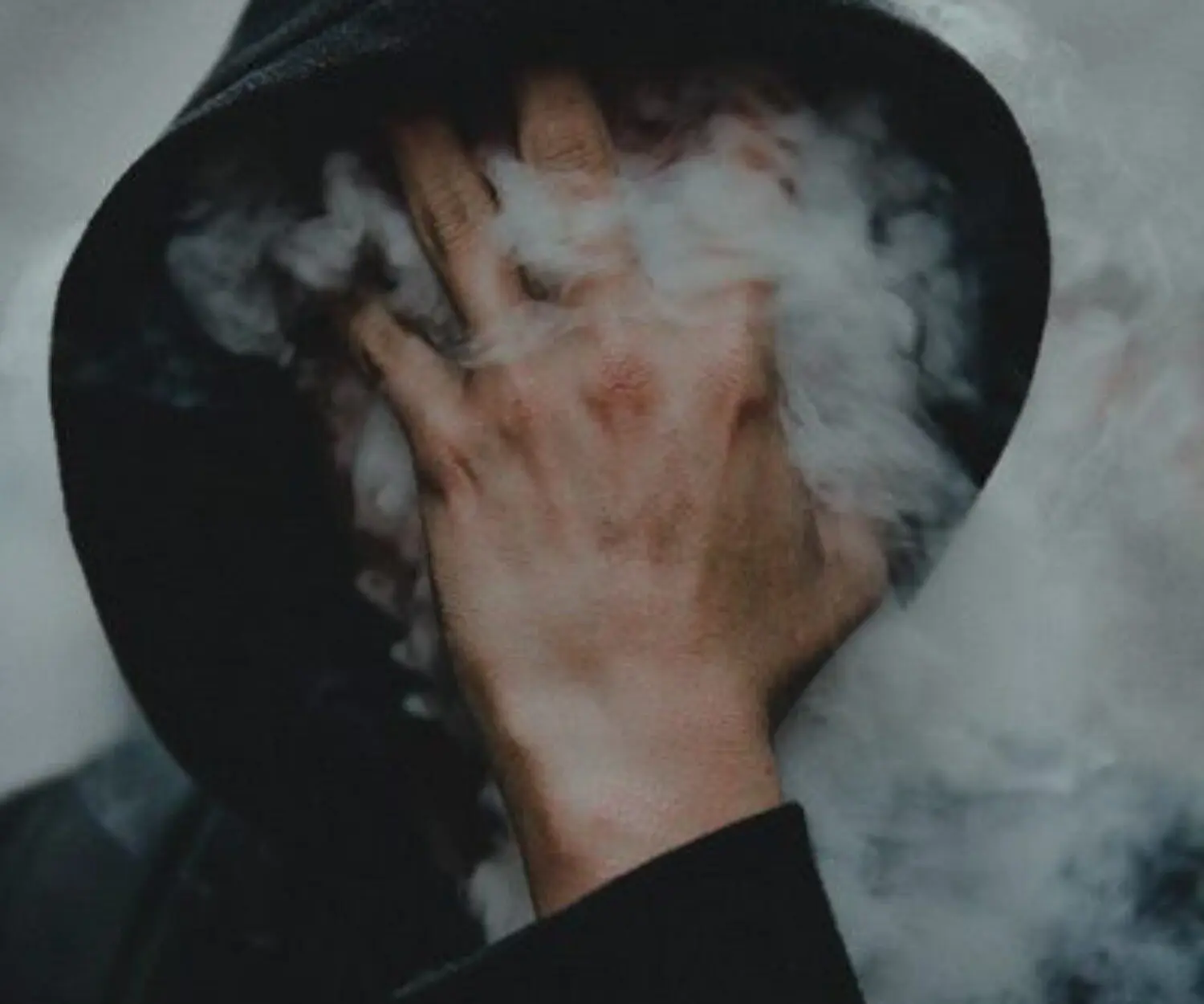 pokaz iluzji pan zabek iluzjonista magik magiczna sztuczka dym i reka na twarzy