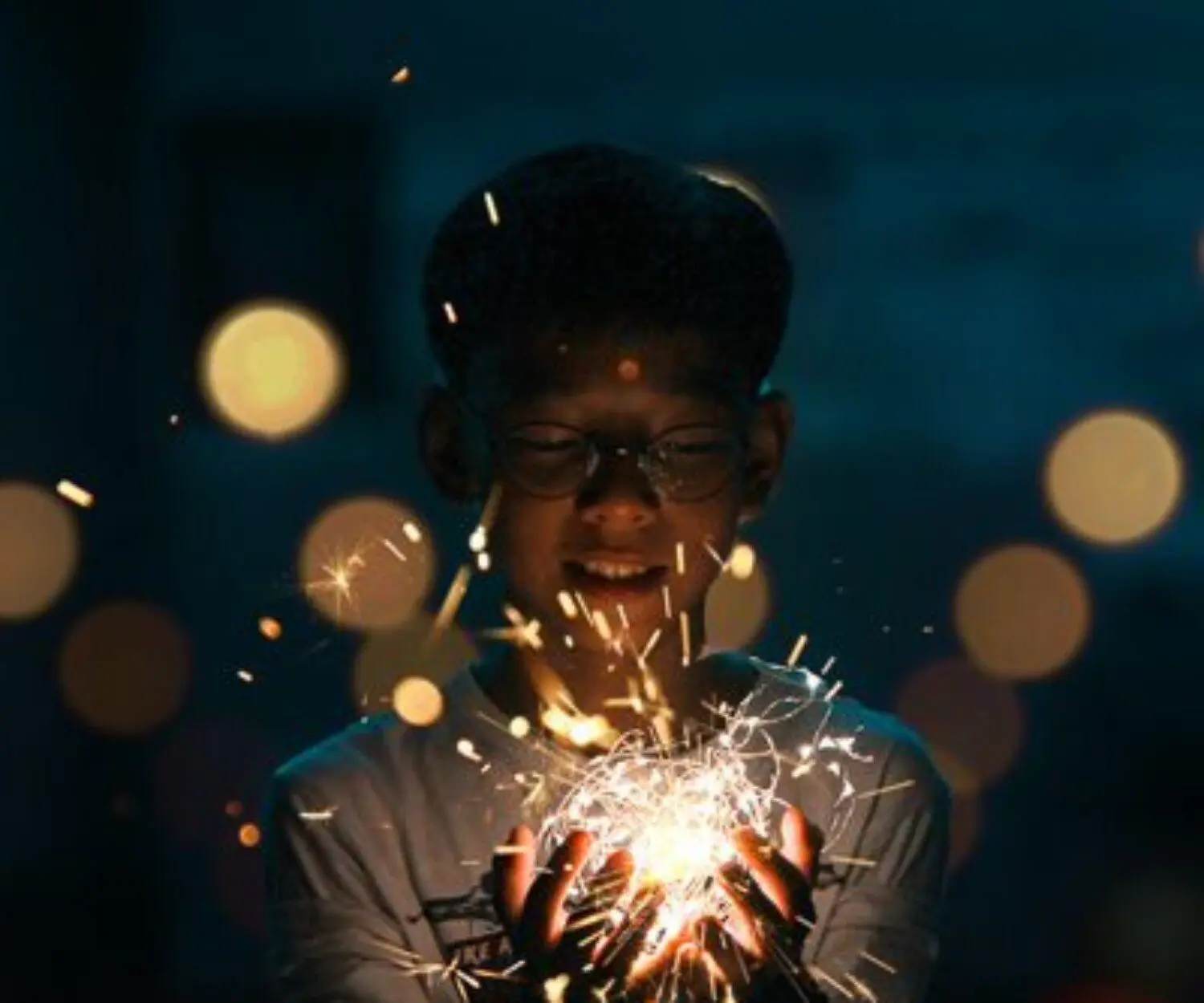 pokaz iluzji dla dzieci warszawa pan zabek chlopiec z magiczna kula ognia w dloniach