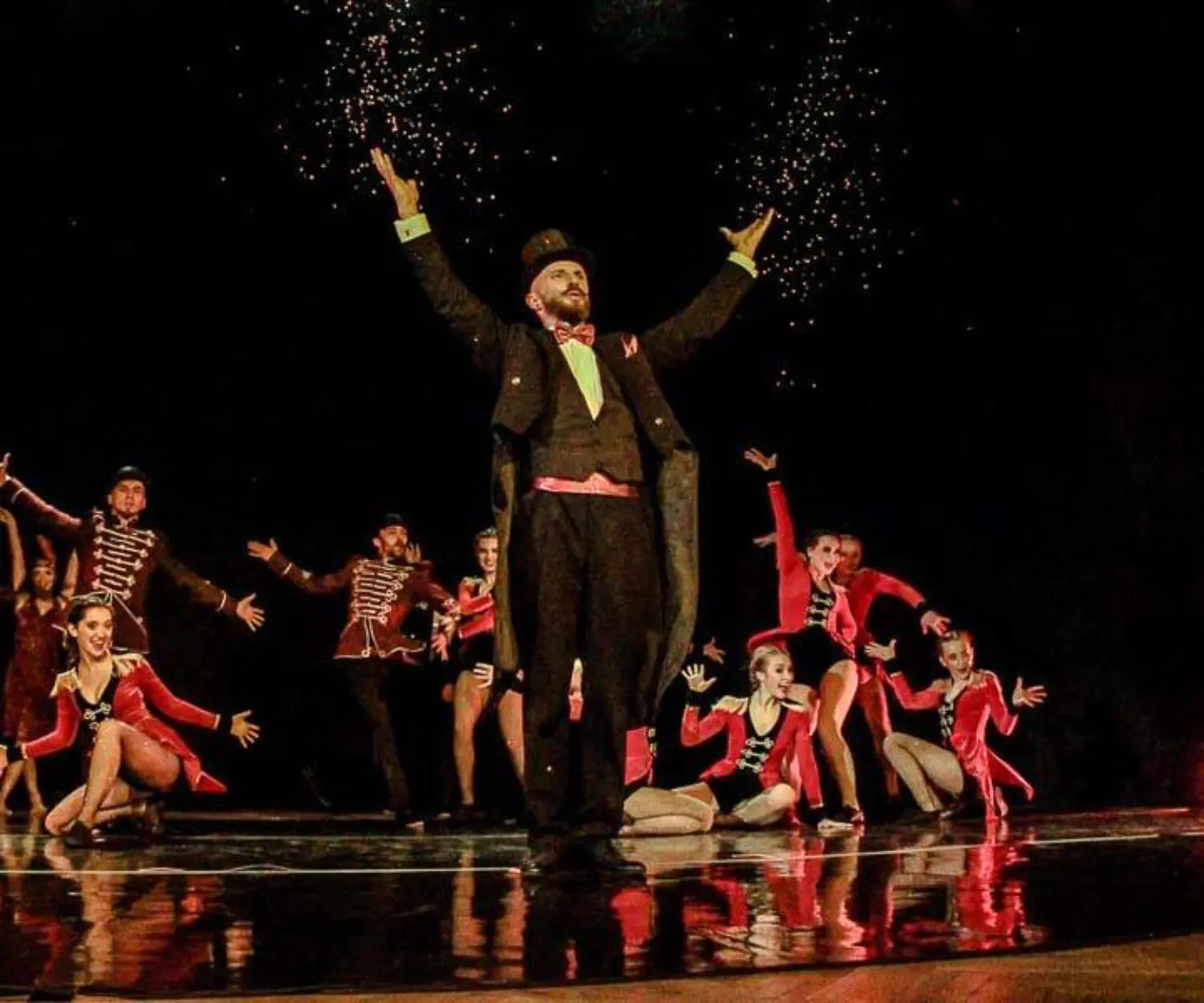 iluzjonista na wesele iluzjonista na scenie pan zabek pokaz iluzji na weselu pokaz magii atrakcja na wesele