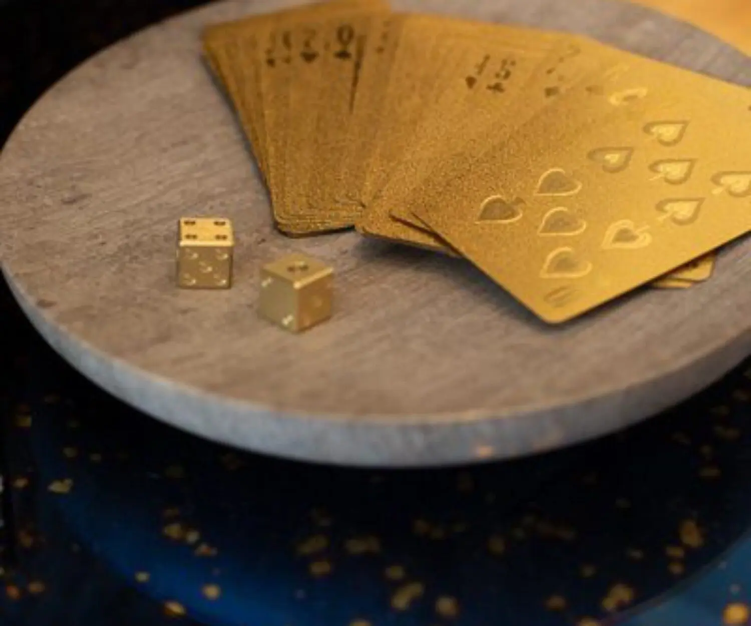 poza iluzji Warszawa karty do gry kosci do gry w kolorze zlotym pan zabek