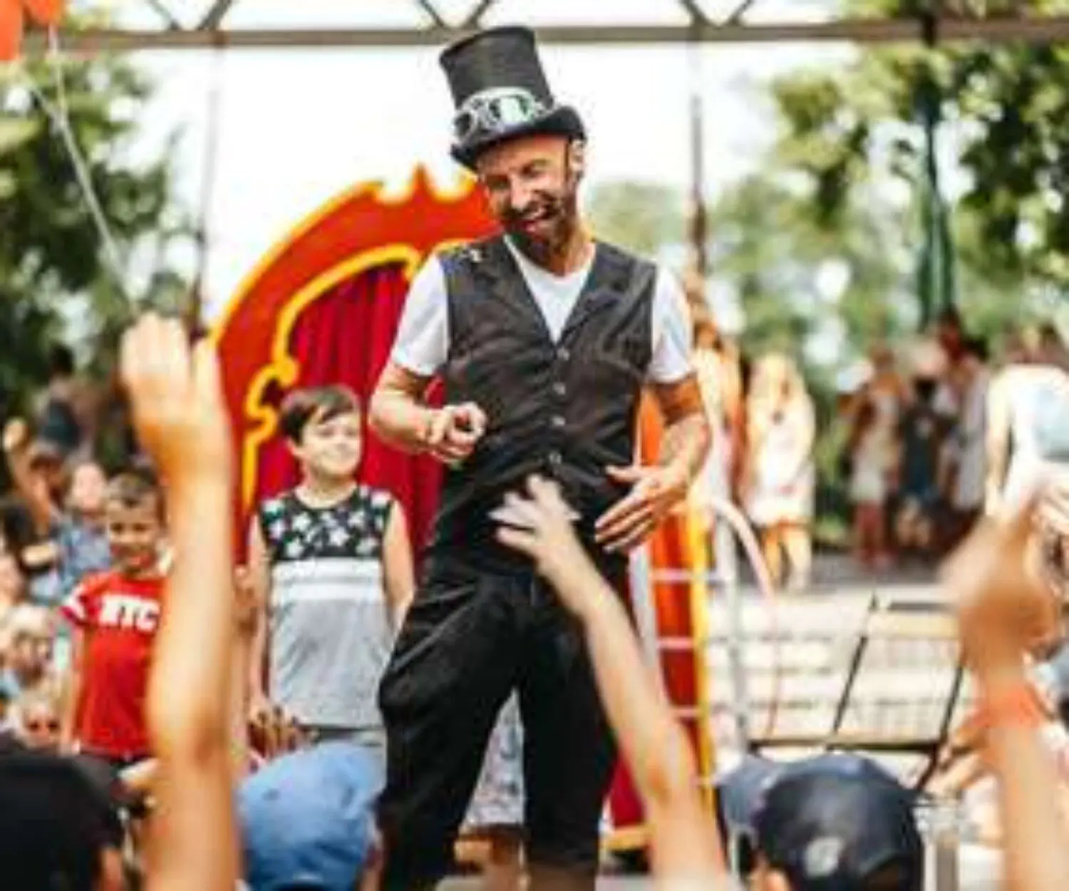 pokaz iluzji dla dzieci warszawa pan zabek iluzjonista magiczny spektakl z widownia śmiejące się dzieci