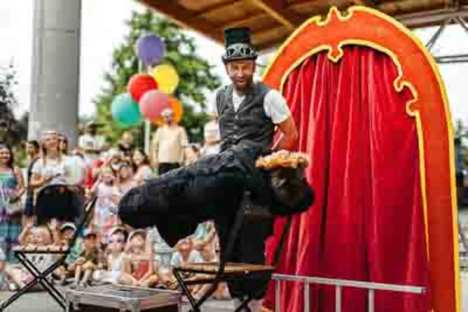 pokaz iluzji w przedszkolu pan zabek iluzjonista szczęśliwe dzieci na widowni magicznego pokazu