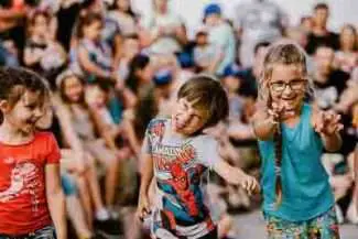 pokaz iluzji w przedszkolu pan zabek iluzjonista szczęśliwe dzieci na widowni magicznego pokazu