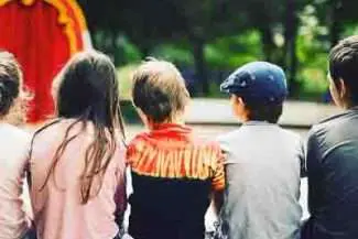 pokaz iluzji w przedszkolu pan zabek iluzjonista szczęśliwe dzieci na widowni magicznego pokazu