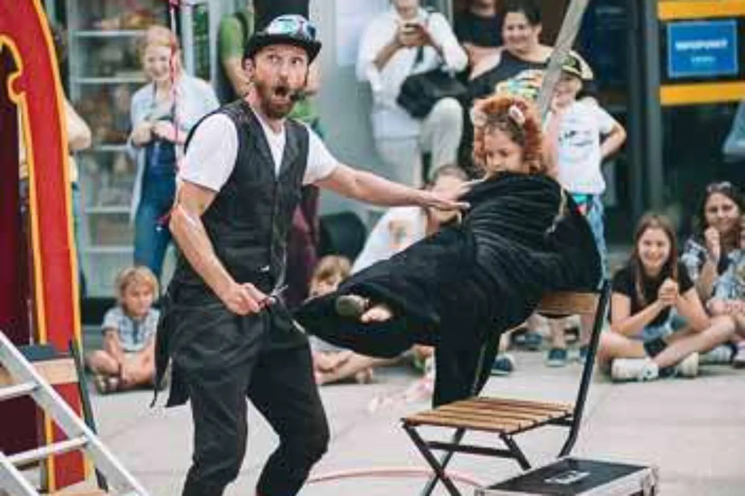 pokaz iluzji dla dzieci cena warszawa iluzjonista wroclaw pan zabek magik na scenie