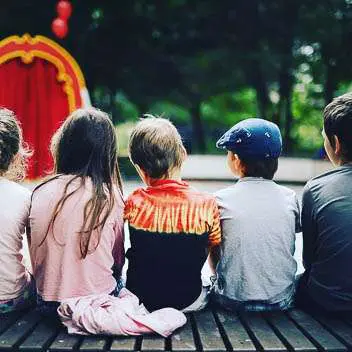 pokaz iluzji dla dzieci Poznan warszawa iluzjonista wroclaw pan zabek magik na scenie