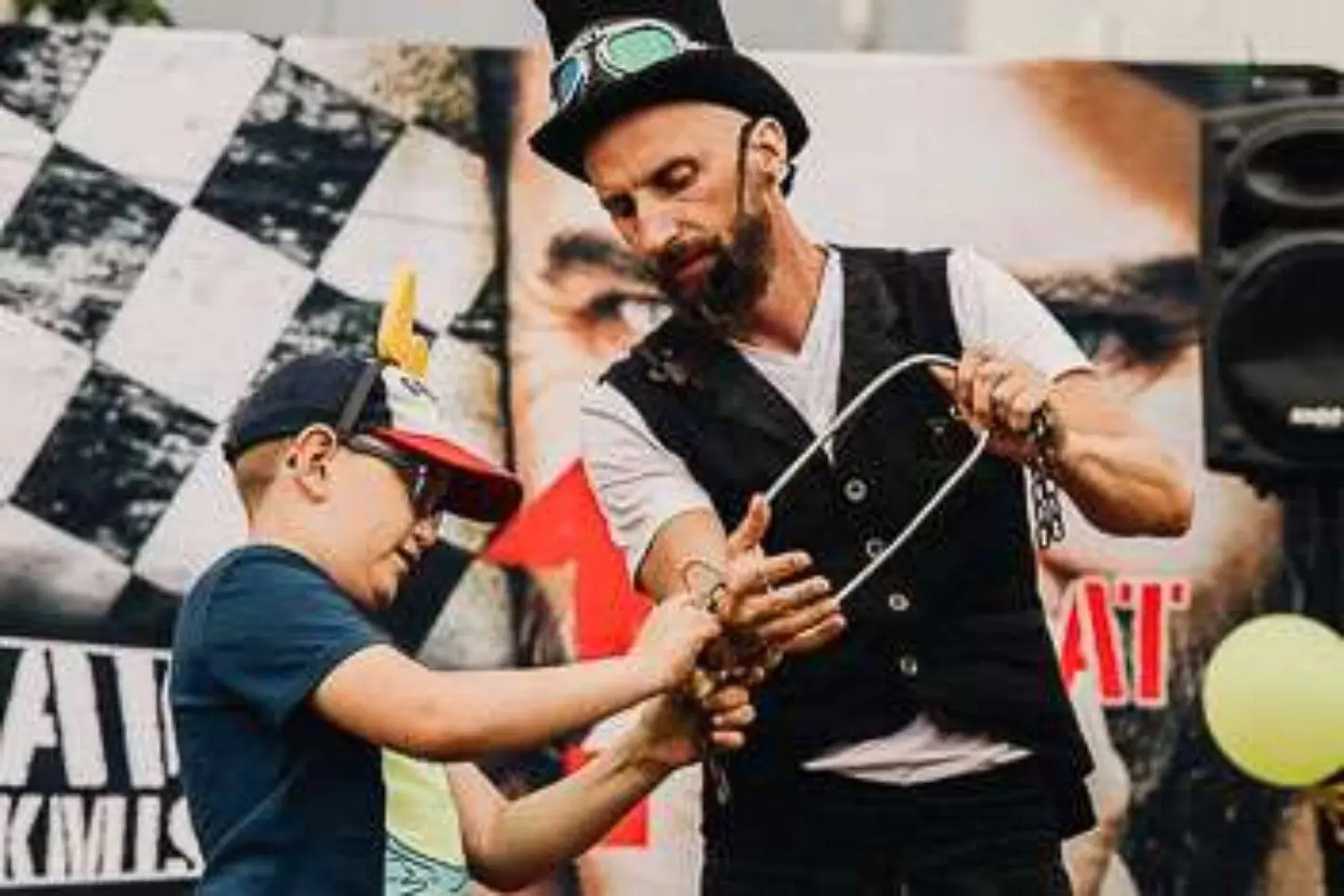 pokaz iluzji dla dzieci dolnoslaskie iluzjonista pan zabek magik wystepujacy dla dzieci pokaz magii