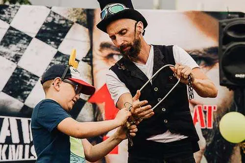 pokaz iluzji dla dzieci katowice iluzjonista pan zabek magik wystepujacy dla dzieci pokaz magii