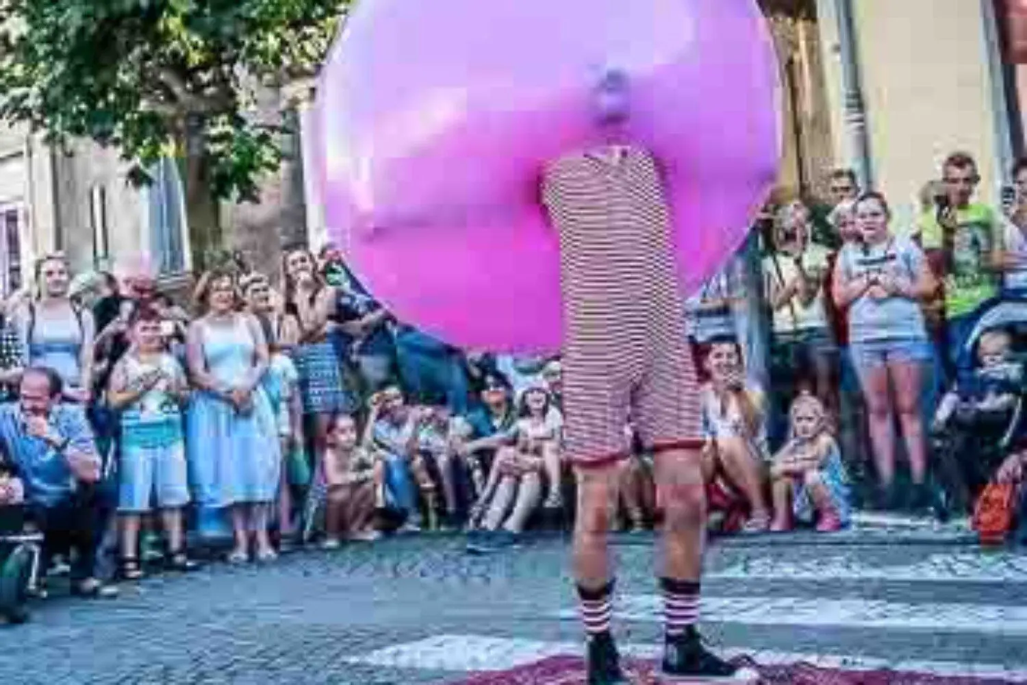 pokaz iluzji dolnoslaskie iluzjonista pan zabek magik wystepujacy dla dzieci pokaz magii