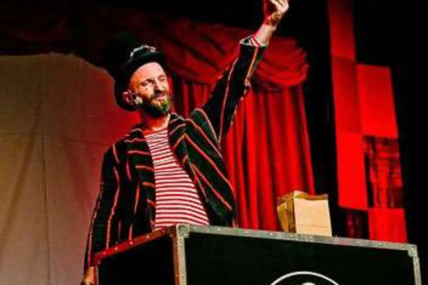 pokaz iluzji na wesele iluzjonista pan zabek magik wystepujacy dla dzieci pokaz magii