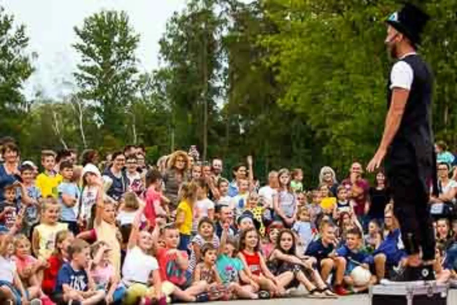 pokaz iluzji w przedszkolu Wroclaw luzjonista pan zabek magik wystepujacy dla dzieci pokaz magii