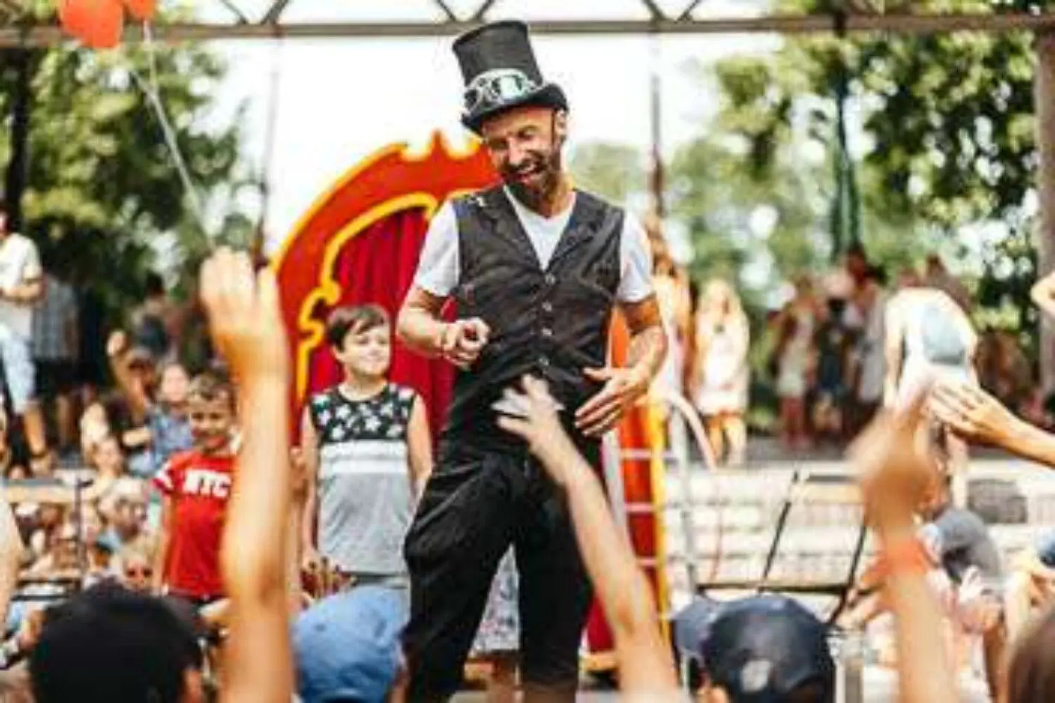 pokaz iluzji w szkole iluzjonista pan zabek magik wystepujacy dla dzieci pokaz magii